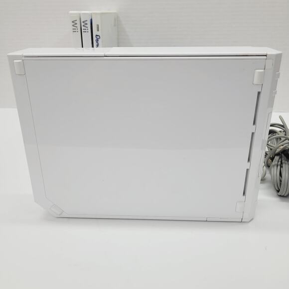 Nintendo Wii System Console (RVL-001) Controller Nunchuck Cords and 3 Games - Picture 6 of 11